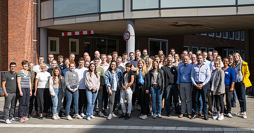 Summer School 2023 in Kiel © S. Grell Gruppenbild der Teilnehmerinnen und Teilnehmer der Summer School 2023 in Kiel
