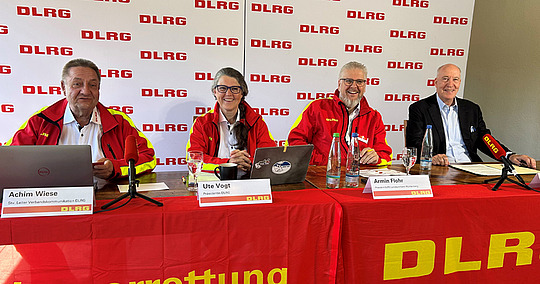 © Martin Holzhause / DLRG Podium: Rednerpult mit Anwesenden der PK