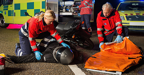 © CandyBox Images / stock.adobe.com Versorgung eines verletzten Motorradfahrers