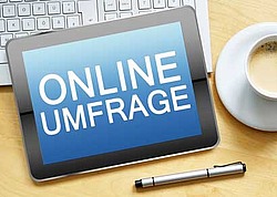 Symbolbild Tablet mit Schriftzug Online Umfrage