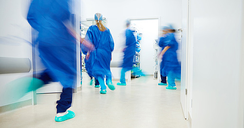 Ärzte rennen in Krankenhaus