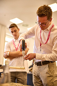Studierende üben ihr handwerkliches Können