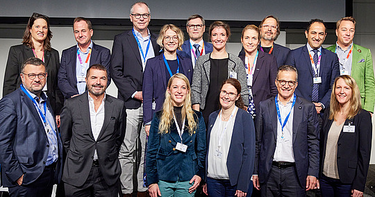 Ehemalige und aktuelle Mitglieder des Jungen Forums O und U © Intercongress Gruppenbild Junges Forum mit Ehemaligen
