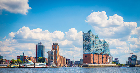 © powell83 / stock.adobe.com Blick auf Hamburg und die Elbphilharmonie