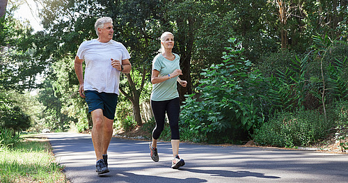 älterer Mann und Frau joggen
