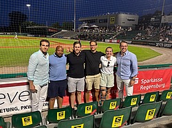 Gruppenbild in der Armin-Wolf-Arena in Regensburg