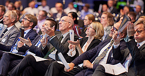 Jury applaudiert mit Klatschpappen