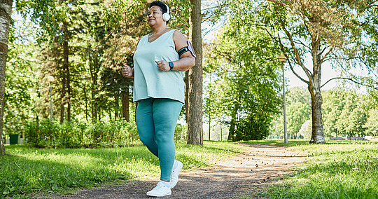 Älter übergewichtige Frau joggt im Park