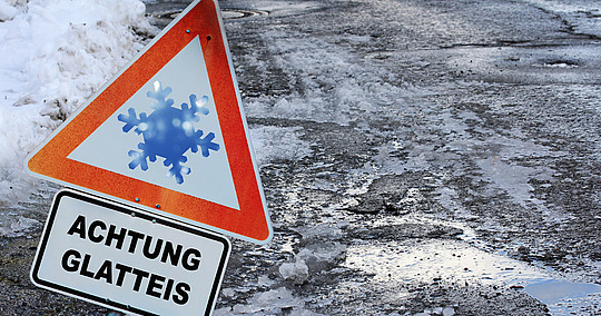 Glatteis auf Straße und Geweg