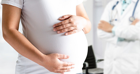 © Blue Planet Studio / Adobe Stock Schwangere umfasst ihren Bauch
